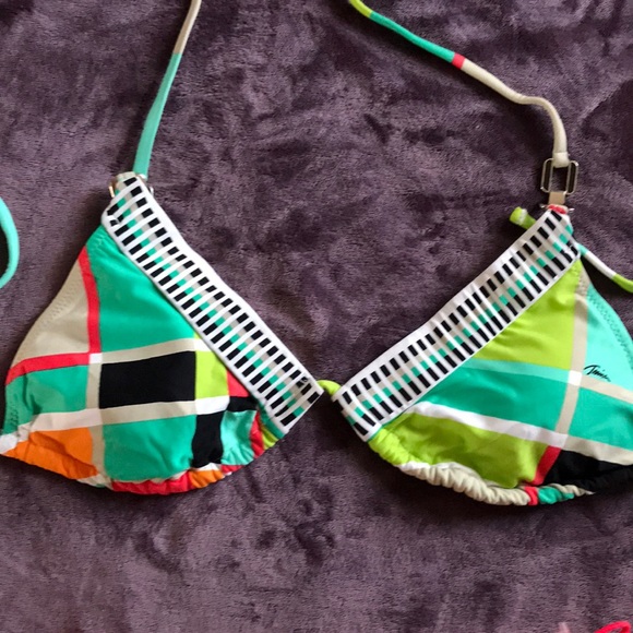 Bikini - Picture 2 of 3